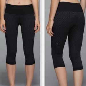 Lululemon In The Flow Crop II
Heathered Deep Coal 
Ruched leggings 
16.5”
Sz 6
🍋